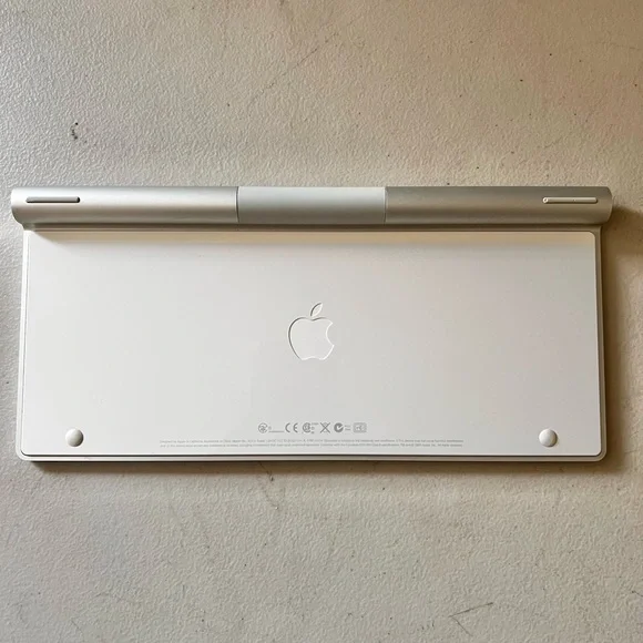 Original Apple Magic Keyboard (1) Bluetooth Wireless Model A1314 *Genuine Apple* - Picture 3 of 5